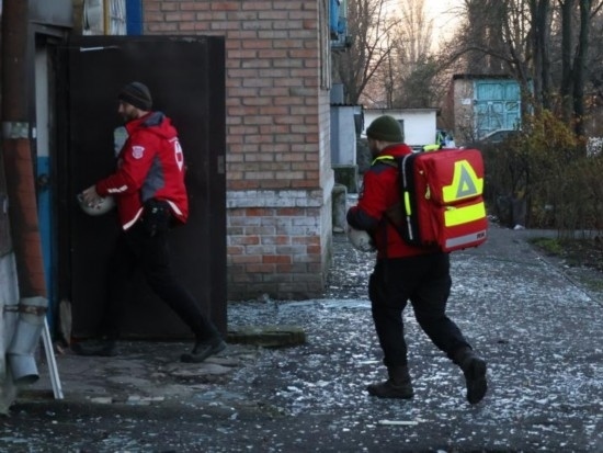  2023年11月25日，烏克蘭紅十字會(huì)救援人員在基輔市一棟遭空襲的居民樓實(shí)施清理和救助工作。新華社發(fā)（羅曼·佩圖什科夫攝）
