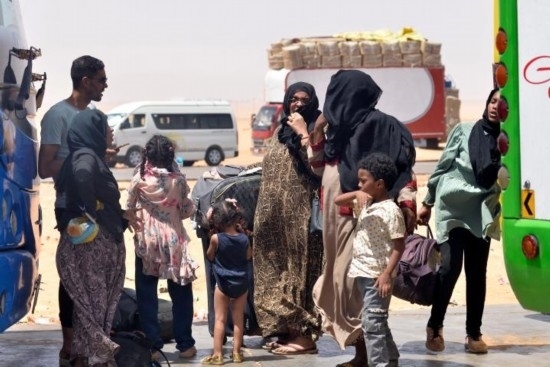  2023年4月27日，在埃及南部與蘇丹交界的阿爾根邊境口岸，人們離開蘇丹進(jìn)入埃及境內(nèi)。新華社發(fā)（拉德萬攝）