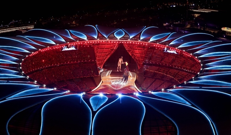 2023年9月23日，最后一棒火炬手汪順和數(shù)字火炬手在杭州亞運會開幕式上點燃主火炬。新華社記者 程婷婷 攝