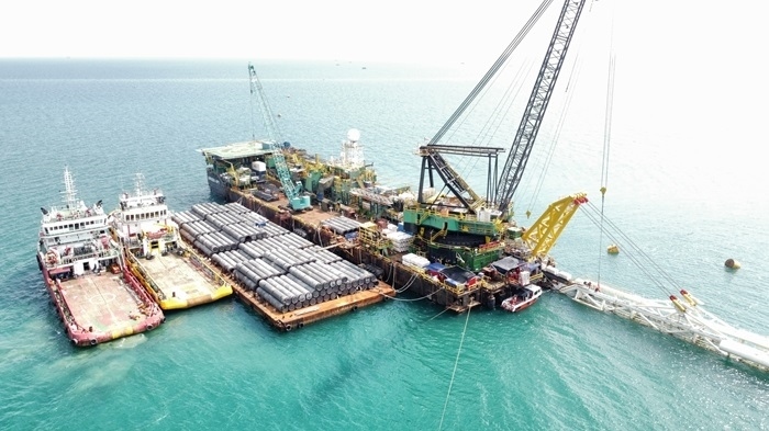印尼拉維拉維項目52英寸海管拖拉頭準確抵達登陸點。主辦方供圖
