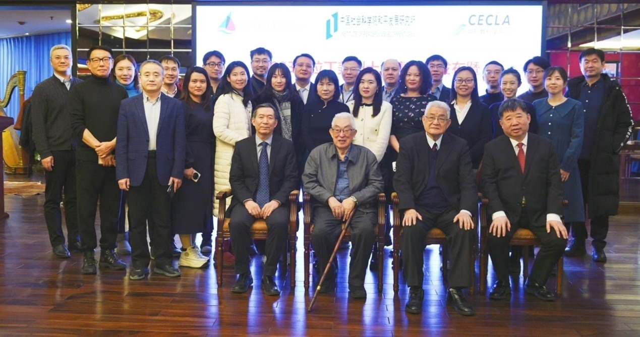 與會(huì)專(zhuān)家學(xué)者舉行合影。主辦方供圖