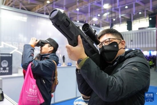 1月6日，觀眾在警營開放周活動現(xiàn)場體驗警用激光炫目槍。