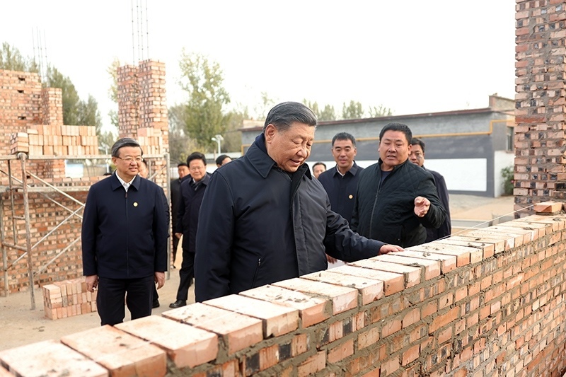 2023年11月10日，習(xí)近平總書記在河北保定涿州市刁窩鎮(zhèn)萬全莊村房屋重建施工現(xiàn)場(chǎng)考察。