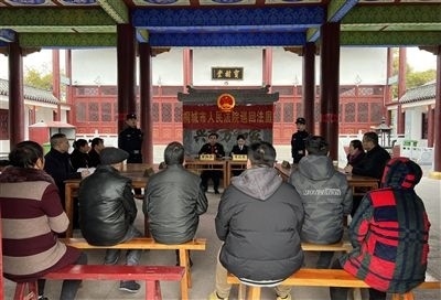  圖③：庭審在謝氏祠堂內(nèi)進(jìn)行。