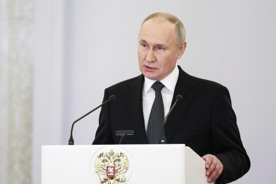 2023年12月8日，俄羅斯總統(tǒng)普京在莫斯科克里姆林宮出席“祖國(guó)英雄日”慶祝儀式。新華社/塔斯社