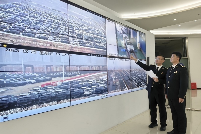 海關(guān)關(guān)員視頻巡查出口汽車場(chǎng)地。李進(jìn)攝