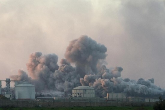  這是1月6日從加沙邊境以色列一側(cè)拍攝的加沙北部遭襲情況。新華社發(fā)（伊蘭·阿薩亞格攝/基尼圖片社）