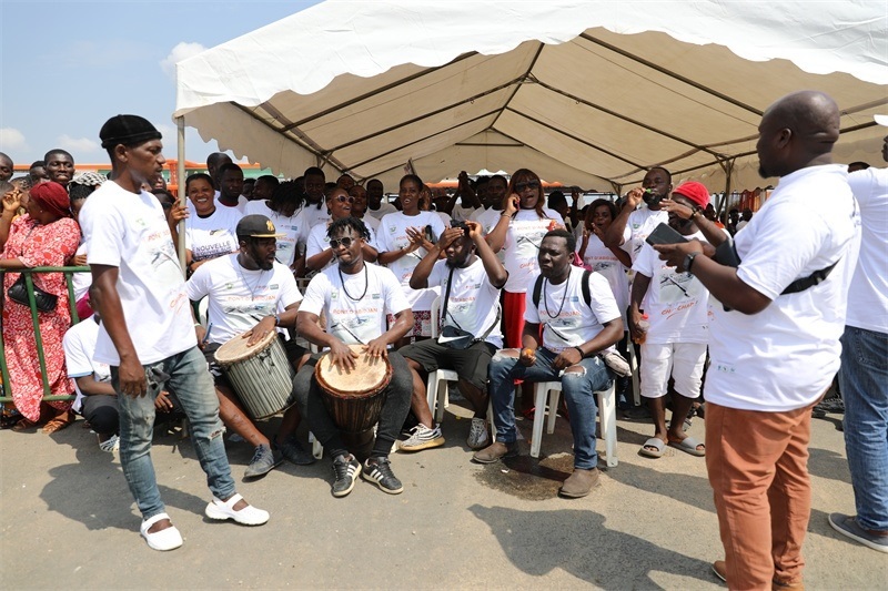 當(dāng)?shù)孛癖姂c祝通車。中建國際中西非公司供圖。