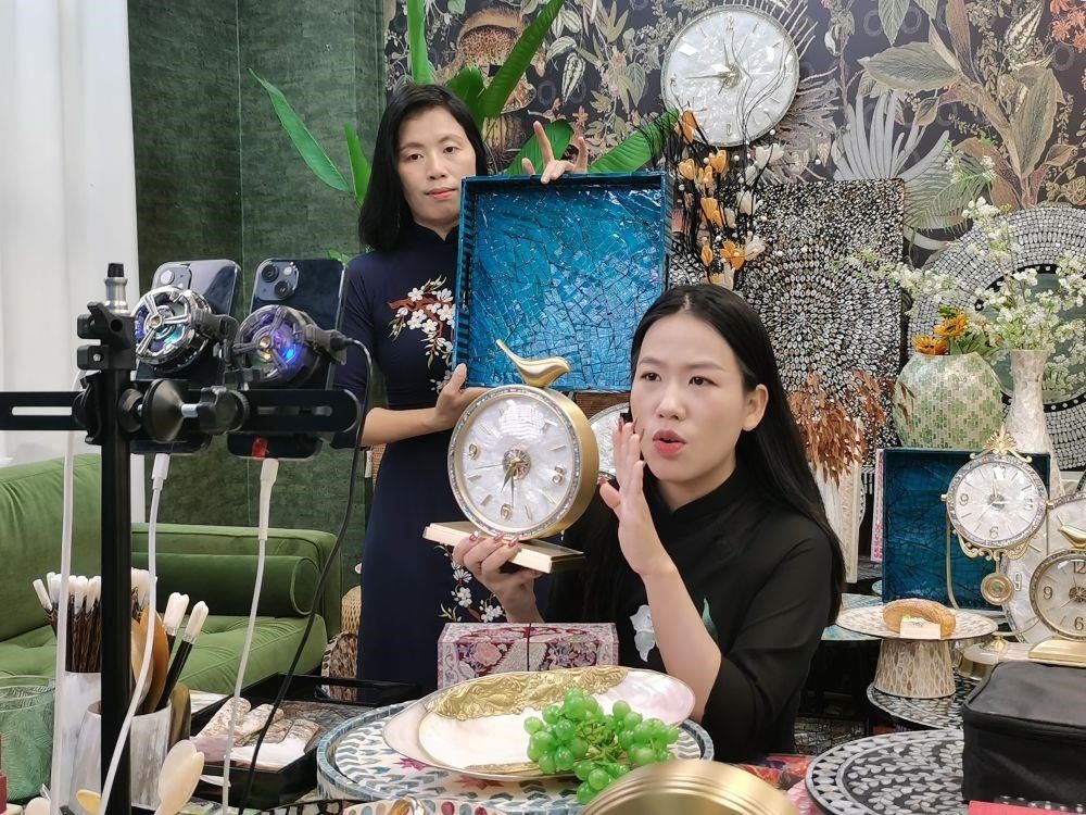 △在廣西防城港東興市一個電商直播間里，主播在進行活動推介。