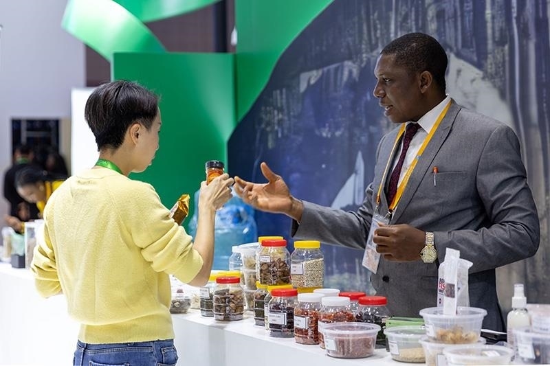 △2023年11月7日，在進博會國家館尼日利亞館，展商介紹尼日利亞產(chǎn)品。
