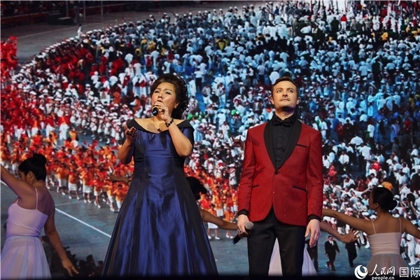 圖為中法藝術(shù)家聯(lián)袂演唱《我和你》。人民網(wǎng)記者 尚凱元攝