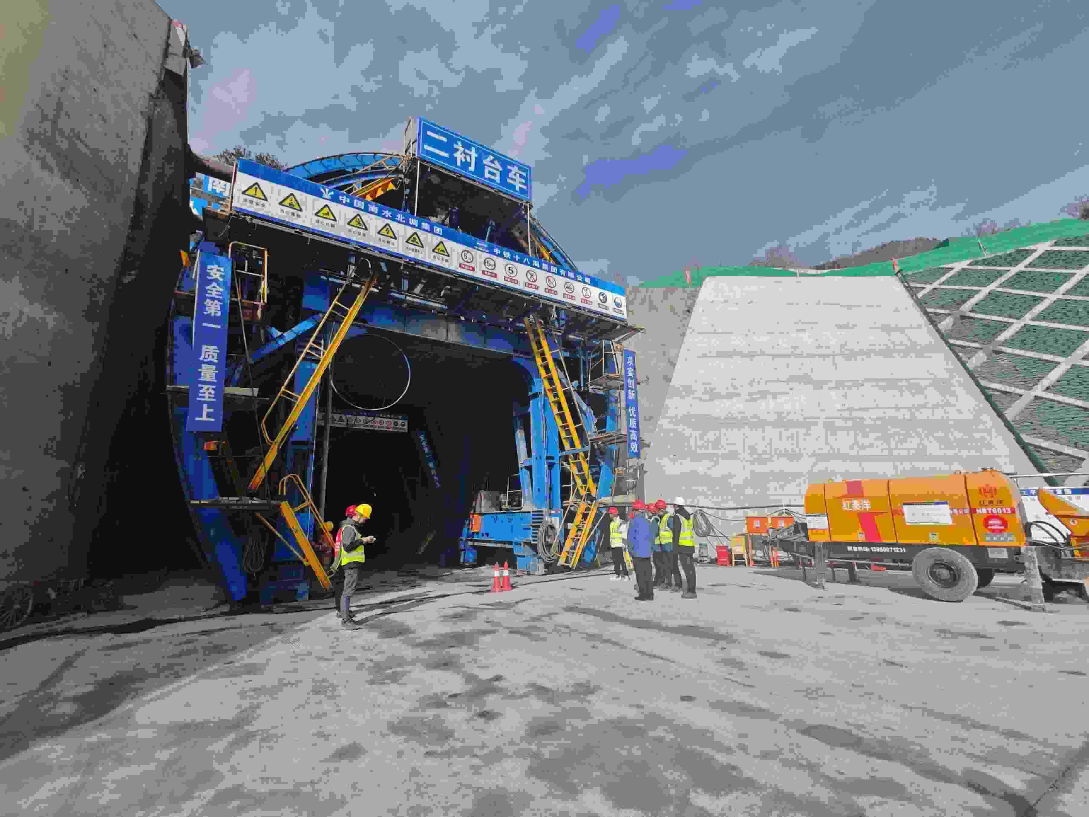 湖北省襄陽(yáng)市?？悼h馬良鎮(zhèn)的引江補(bǔ)漢工程輸水隧洞8號(hào)平洞施工現(xiàn)場(chǎng)。受訪者供圖