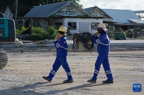 1月18日，工作人員在瑙魯艾沃港碼頭升級改造項目工地工作。新華社記者 王申 攝