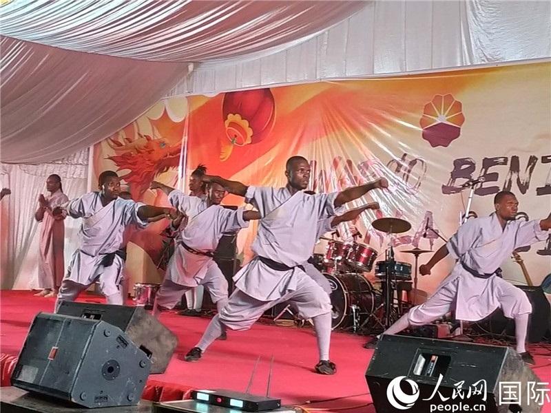 貝寧中國文化中心武術(shù)隊在進行表演。人民網(wǎng)記者 黃培昭攝