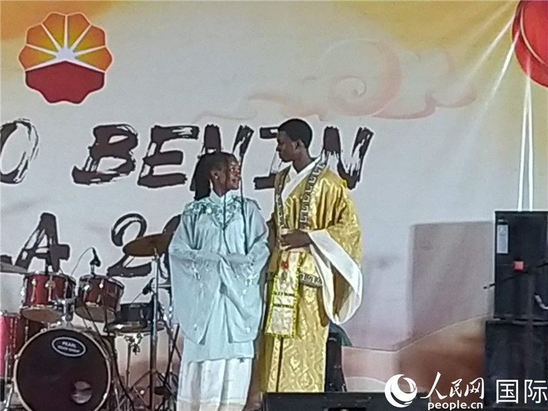 孔子學(xué)院的中國時裝秀表演。人民網(wǎng)記者 黃培昭攝