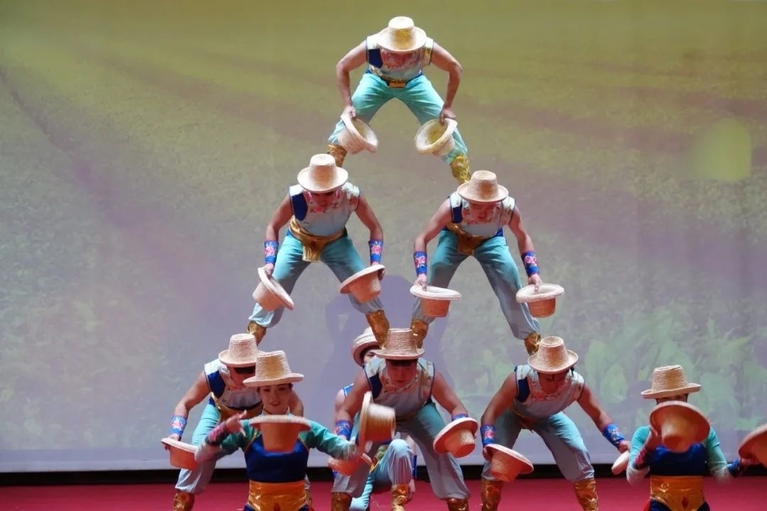 雜技表演“草帽歡歌” 。貝寧中國文化中心供圖
