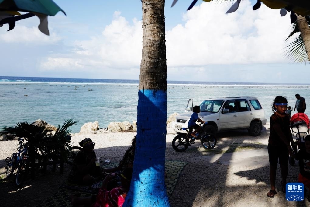 1月20日，當?shù)厝嗽阼斠惶幒┬蓍e娛樂。新華社記者 王申 攝