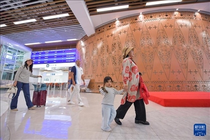 1月24日，在印度尼西亞雅加達(dá)哈利姆站，乘客在候車大廳內(nèi)行走。新華社記者 徐欽 攝