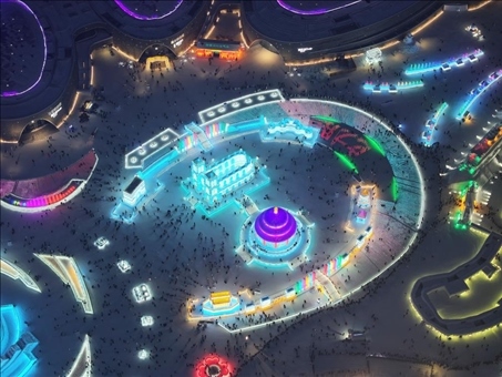 這是2023年12月27日在哈爾濱冰雪大世界拍攝的以巴黎圣母院和北京天壇為核心的冰建景觀群。