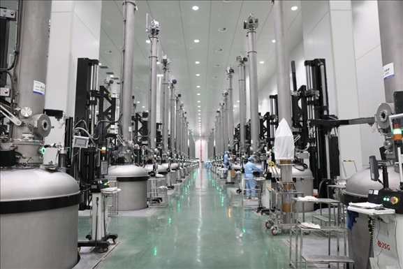 曲靖經(jīng)開區(qū)晶澳太陽(yáng)能生產(chǎn)車間場(chǎng)景。 葉倬瑋攝