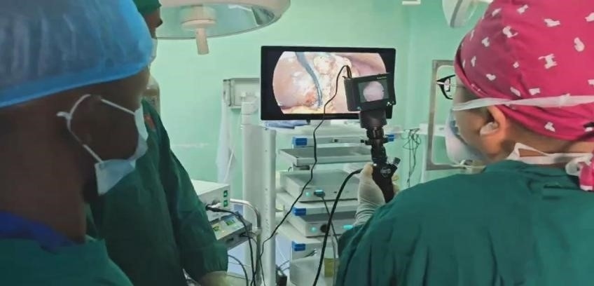 吳巍醫(yī)生（右一）在開展雙鏡聯(lián)合手術(shù)。中國援桑醫(yī)療隊(duì)供圖