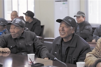  圖③：農(nóng)民工臉上洋溢著笑容。