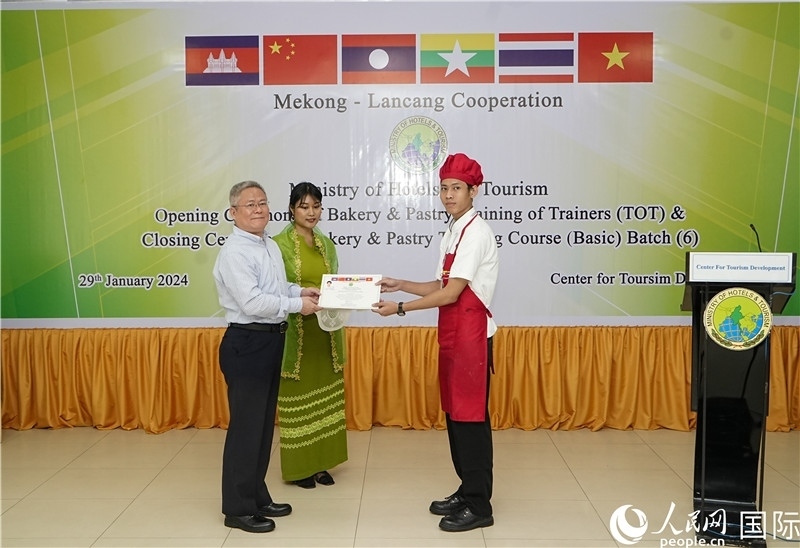 潘峰參贊向?qū)W員頒發(fā)證書。人民網(wǎng)記者 謝佳君攝