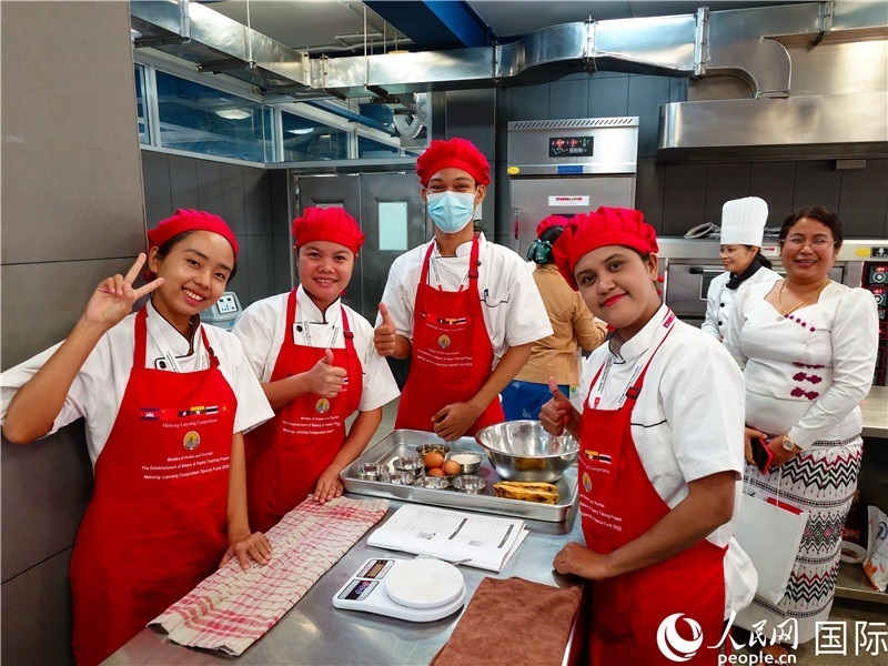 學(xué)員進(jìn)行實(shí)操練習(xí)。人民網(wǎng)記者 謝佳君攝