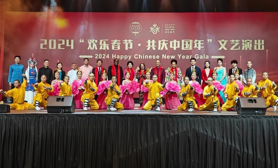 全體嘉賓和演員合影。中國(guó)駐南非大使館供圖