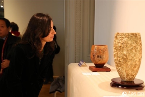 嘉賓和公眾參觀“絲路瓷行”——中國景德鎮(zhèn)陶瓷文化特展。人民網(wǎng)記者 尚凱元攝