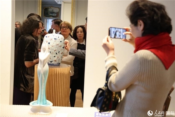 嘉賓和公眾參觀“絲路瓷行”——中國景德鎮(zhèn)陶瓷文化特展。人民網(wǎng)記者 尚凱元攝