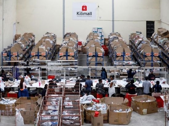 2023年11月11日，在肯尼亞姆洛隆戈，Kilimall員工在倉庫內(nèi)工作。新華社記者 李亞輝 攝