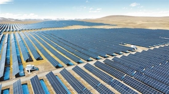 西藏華電色尼區(qū)12萬(wàn)千瓦光伏發(fā)電項(xiàng)目電力保供項(xiàng)目航拍。趙書(shū)彬攝