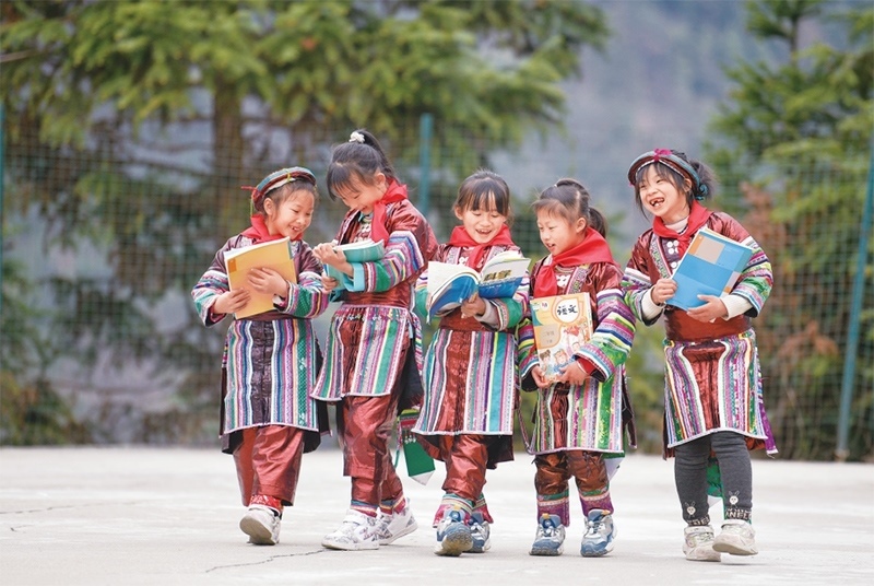 位于貴州省黔東南苗族侗族自治州從江縣大山深處的西山鎮(zhèn)中寨教學(xué)點(diǎn)，是一所全校均為瑤族學(xué)生的“微小學(xué)”。近年來(lái)，隨著教學(xué)條件逐漸改善，學(xué)校發(fā)生了翻天覆地的變化。圖為2023年2月16日，領(lǐng)到新書的瑤族學(xué)生在一起交流。 新華社記者 楊文斌/攝