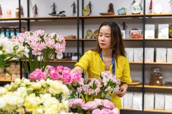 2023年7月1日，在位于湖南省長沙市的湖南高橋大市場，中非經(jīng)貿(mào)博覽會常設展館展區(qū)肯尼亞館工作人員在整理產(chǎn)自非洲的鮮花。新華社記者 陳思汗 攝