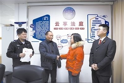  圖②：雙方當(dāng)事人達(dá)成調(diào)解協(xié)議，握手言和。