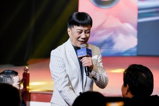 “何以中國·向海泉州”網(wǎng)絡(luò)主題活動(dòng)現(xiàn)場(chǎng)，陳百潭演出時(shí)與觀眾互動(dòng)。泉州廣播電視臺(tái)供圖