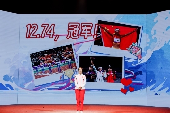 “何以中國·向海泉州”網(wǎng)絡(luò)主題活動(dòng)現(xiàn)場(chǎng)，林雨薇講述奪冠經(jīng)歷。泉州廣播電視臺(tái)供圖