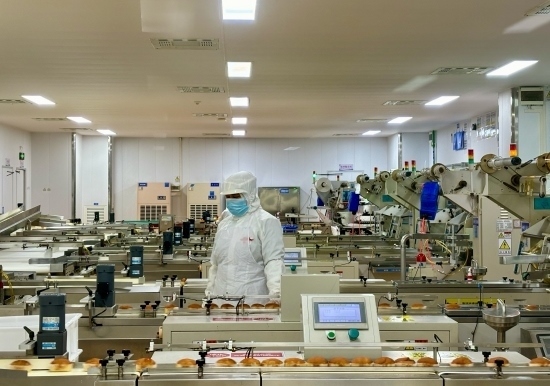 盼盼5G智慧工廠生產(chǎn)線正在進(jìn)行產(chǎn)品質(zhì)檢。人民網(wǎng)記者 金慧慧攝