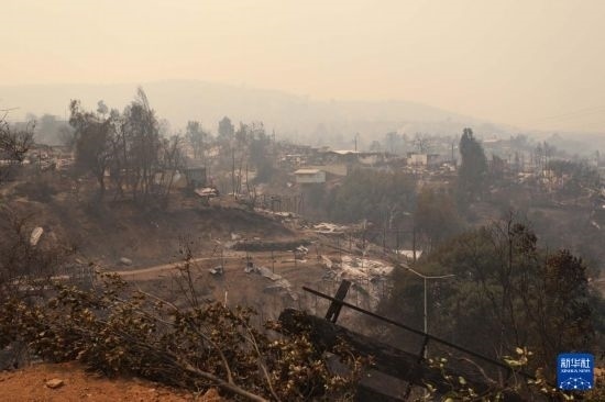 這是2月3日在智利瓦爾帕萊索大區(qū)比尼亞德?tīng)栺R市拍攝的在森林火災(zāi)中燒毀的房屋。新華社發(fā)