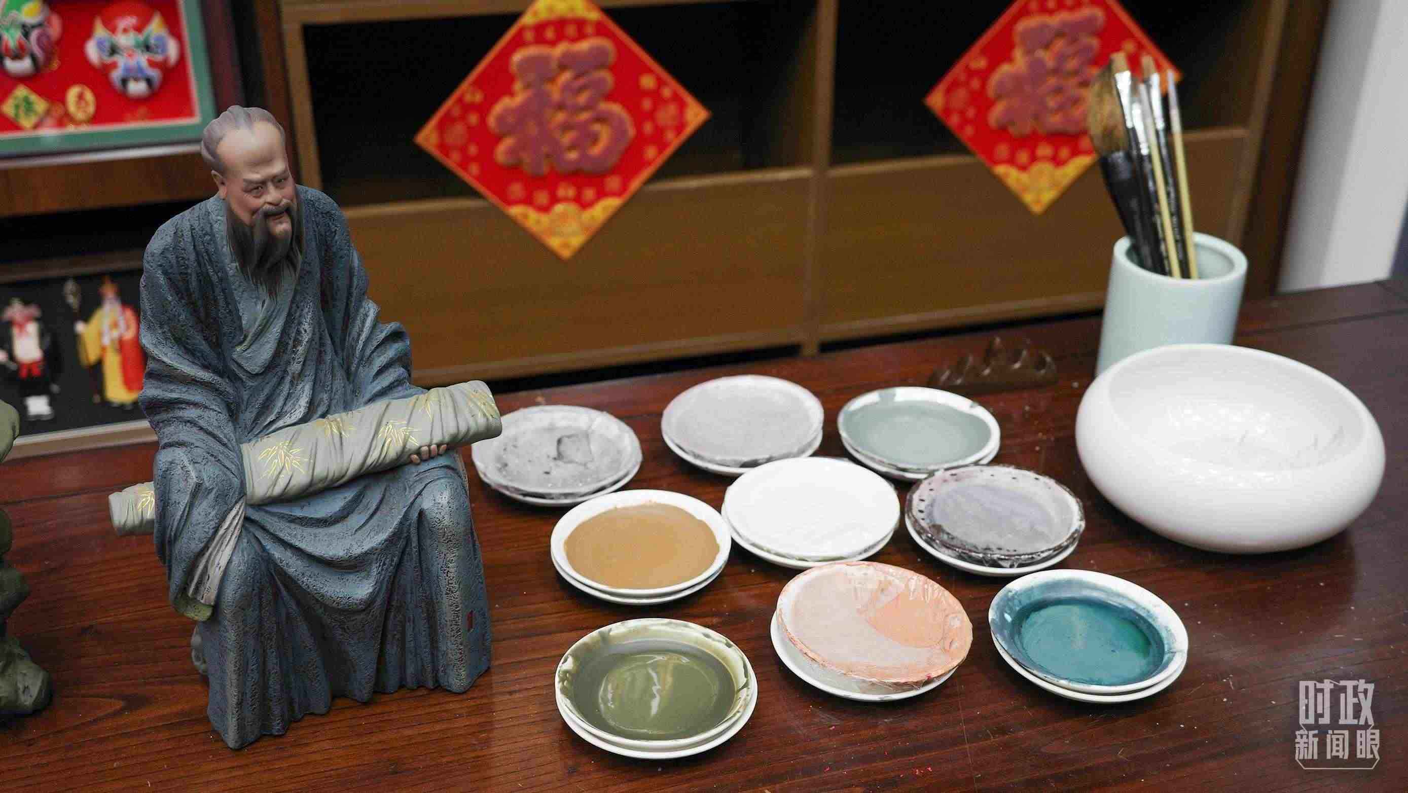 △天津古文化街，泥人張店鋪的上色顏料展示。（總臺(tái)央視記者覃思拍攝）