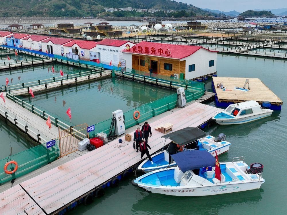 △2023年11月14日，福建寧德市霞浦縣溪南鎮(zhèn)七星海上社區(qū)的工作人員，前往轄區(qū)漁排進行民情走訪。