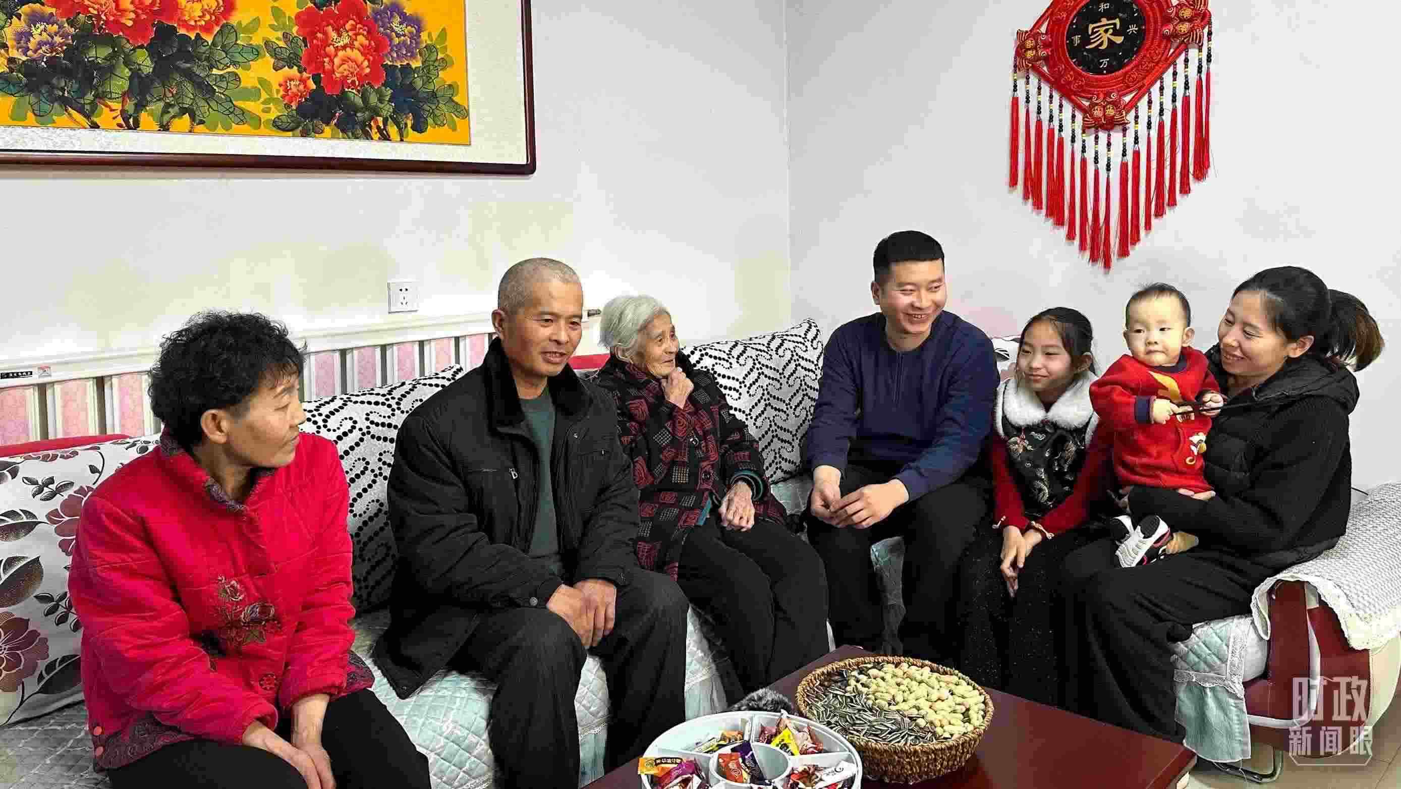 △第六埠村村民杜洪剛一家。（總臺(tái)央視記者趙化拍攝）