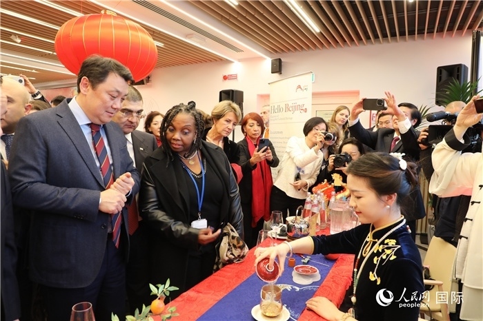 到訪嘉賓欣賞中國(guó)茶藝并品茶。 