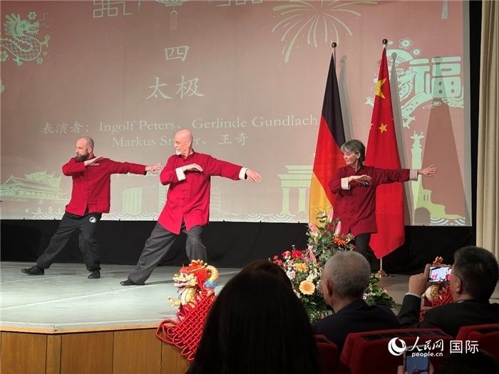 太極，表演者：Ingolf Peters、Gerlinde Gundlach、Markus Stüber