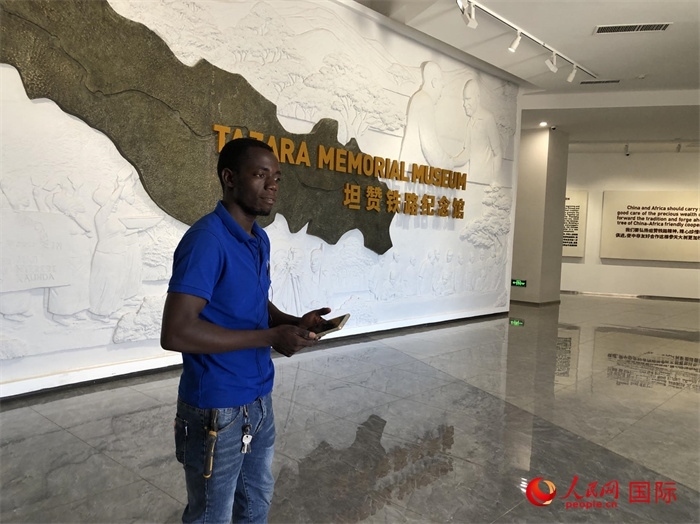 當(dāng)?shù)毓ぷ魅藛T向記者講解。人民網(wǎng)記者 黃培昭攝