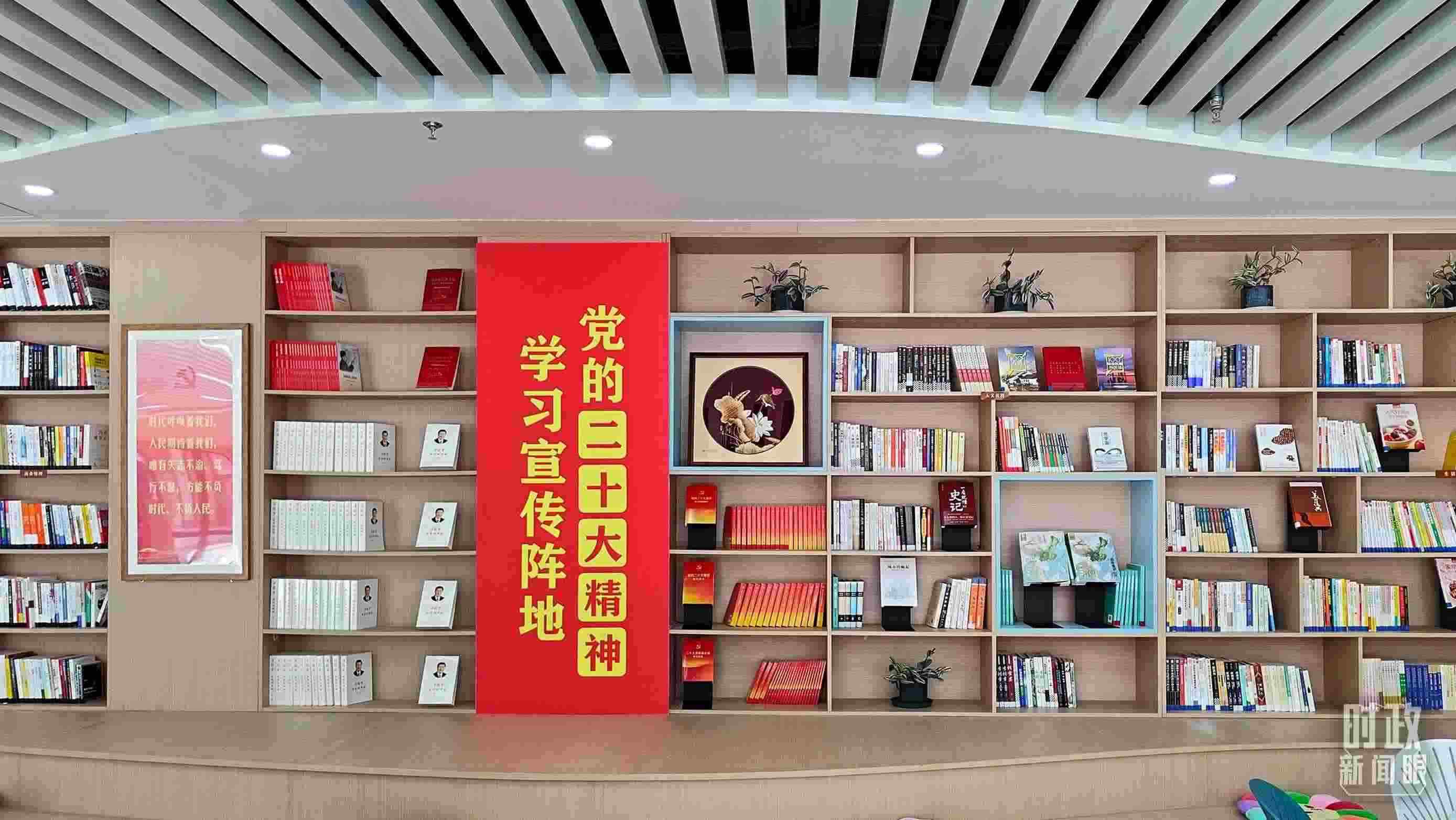 △雄安新區(qū)南文營社區(qū)黨群服務(wù)中心。2023年5月，習(xí)近平在這里強(qiáng)調(diào)要構(gòu)筑新時(shí)代宜業(yè)宜居的“人民之城”。（總臺(tái)央視記者楊立峰拍攝）