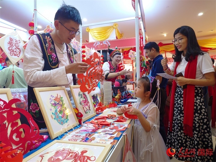 活動(dòng)現(xiàn)場(chǎng)的剪紙展示。人民網(wǎng)記者 謝佳君攝