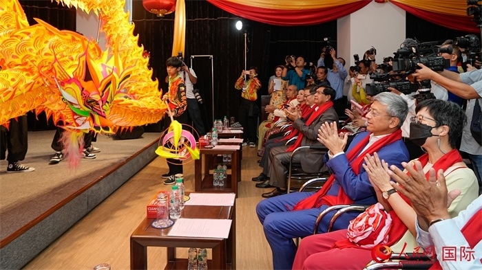 嘉賓觀看傳統(tǒng)舞龍表演。人民網(wǎng)記者 謝佳君攝