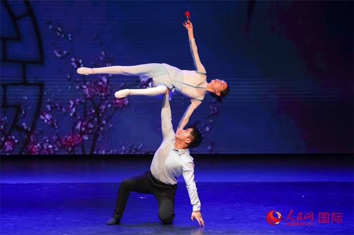 2日在阿聯(lián)酋迪拜舉行的大型音舞詩畫《新疆是個(gè)好地方》文藝演出。人民網(wǎng)記者 任皓宇攝